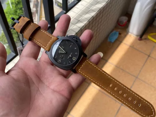 VS Panerai Pam 441, 44mm diameter, all-ceramic case, equipped with VS second-generation movement VS strives for perfection, relying on solid workmanship and stable quality, and has launched an upgraded version of 441, correcting the following: Time adjustment function: All functions have been corrected to be consistent with the original. Bottom cover glass: Upgraded to 9-grade hardness sapphire glass consistent with the face glass. Movement appearance: Corrected screw hole position, closer to the original, with a similarity of 95% and almost no flaws. The upgraded movement is thinner, and the thickness is consistent with the original.