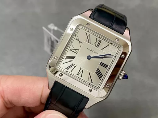 F1 The only one in the market with the same version of the head grain, perfectly restored Cartier's classic work, Cartier Santos. Dumont series, with smooth contours, simple and elegant, is very in line with the trend of contemporary gentlemen. Large watch diameter 46.633.9mm, medium watch diameter: 43.531.4mm, small watch diameter: 38*27.5mm; Swiss quartz movement Compared with round watches, square watches are particularly unique due to their angular design. When it comes to classic square watches, Cartier's Santos is naturally on the list. Santos watches are not only a model of square watches, but also considered to be 