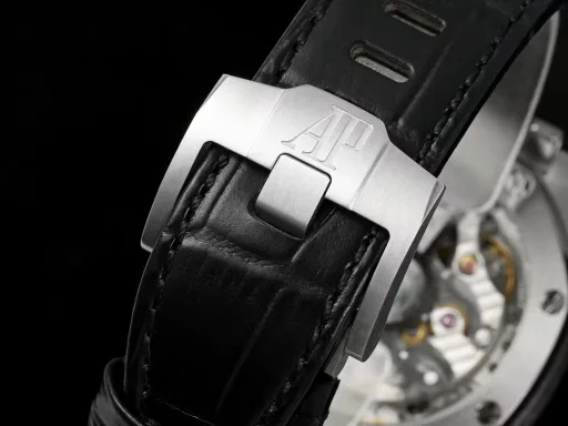 APP Audemars Piguet Royal Oak Offshore 26420 New Upgraded VersionThe newly molded 43 mm case (market version 44 mm, which is the case of the old 26400) adopts a new design, a more ergonomic case, and more refined case details. It has larger polished chamfers. The 43 mm wide case has been carefully modified to accommodate the new movement with a slightly larger diameter. The case contains a set of newly designed chronograph buttons.The dial has been upgraded, the dial texture is CNC slow-washed (non-hydraulic), the finished product has clear texture, and the iconic square is now connected to each other by a cross.The calendar has been upgraded. After the modification of the movement, the original large calendar has been realized. The date window has been pushed to the edge of the dial, and the hands have been slightly modified.The new interchangeable strap function, equipped with a quick release system, can easily change the wearing style. The rubber strap color is black, and there is also a leather strap available.In addition to the titanium version, the Royal Oak Offshore Chronograph 43 mm features a black ceramic bezel, creating a sharp contrast in material and color. The crown and pushers are also made of ceramic.