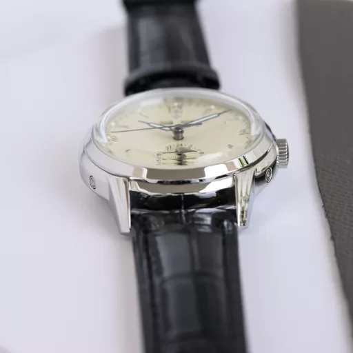 A classic timepiece made with a lot of money - Patek Philippe 5320G-001 Super Complex Function Timepiece The double-layer stainless steel case with a diameter of 40 mm is stamped in one piece, paying tribute to the classic design language. The cream-colored dial creates a retro atmosphere. The edge of the dial is engraved with fine minute and second scales, with gold Arabic numerals and five-minute convex scale nails, which is more three-dimensional. The hour and minute hands are based on the Patton design, with a long and pointed needle tip. This characteristic shape echoes the hands of the Ref. 1463 chronograph in the 1950s. The moon phase display and date sub-dial are at 6 o'clock on the dial. All the perpetual calendar logos are very good and can be read at a glance. The interior is equipped with a replica 324 S Q automatic winding movement, which is a hardcover version of the legendary 324 automatic winding movement. The movement bridge is chamfered, the edges are carefully polished, the main plate is decorated with fish scales, and the plywood is decorated with Geneva waves. The surface of the plywood is engraved with gold, the screw grooves are polished and chamfered, and even the drill holes are polished. Paired with a chocolate brown leather strap, it further brings out the retro atmosphere. Full of classic atmosphere, welcome watch friends to appreciate it