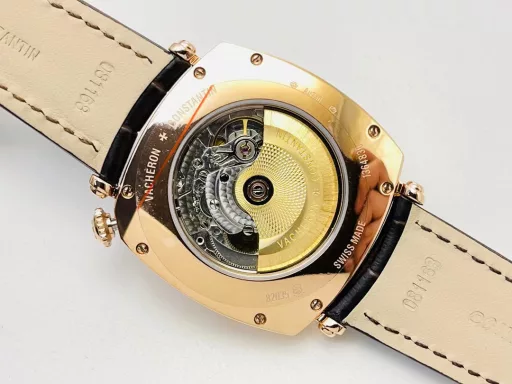 MKF Factory Vacheron Constantin Historical Masterpiece Series American 1921 Watch Series!1⃣️Equipped with a customized version of Danton 2824 two-and-a-half-hand movement, it has strong stability!2⃣️The 40MM diameter, unique commemorative pillow-shaped case is based on the early cushion-shaped case design, integrating the current noble materials, craftsmanship and aesthetic concepts to reshape the classics!3⃣️The crown is offset from the center and located in the upper right corner of the case, making it more comfortable to wear. At the same time, this design also comes from the early cushion-shaped watch!4⃣️The dial scale is arranged diagonally with the case as a reference, which is very distinctive; the polished pink gold Maltese cross at 12 o'clock on the dial makes the dial more prominent!5⃣️Black oxidized hour and minute hands, bar-shaped black oxidized small second hand, elegant and unique!6⃣️The back of the watch is made of a transparent sapphire crystal case back, which is locked with screws, so that the exquisite polishing of Vacheron Constantin's top movement can be seen at a glance.7⃣️The watch is paired with a hand-stitched square calfskin strap with a polished half Maltese cross design pin buckle!MKF Factory's masterpiece is welcome to appreciate it!