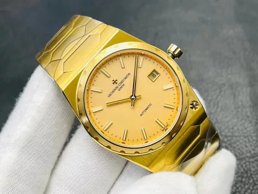 V9 Factory2024 Highly Recommended The highest version on the market The latest style is retro and fashionable】Favoured by many celebrities - Vacheron Constantin has re-launched the iconic luxury sports watch in the historical masterpiece series to commemorate the 222nd anniversary of the brand.1⃣️Case: size 37MM, thickness 8MM!2⃣️The barrel shape adopts a three-part structure so that the overall structure does not appear small. The grooved large gear bezel and the Maltese cross logo at 5 o'clock show its noble atmosphere!3⃣️Dial: Gold. Rose gold. Brushed silver and brushed gray with metal brushed bar hour markers and bar hands with luminous coating, retaining the most classic two-hand!4⃣️Movement: 9015 modified Vacheron Constantin's self-produced 2455/2 movement. All parts from the splint to the steel wheel are finely decorated, and the automatic oscillator is plated with 22k gold and engraved with the font 2225⃣️Strap: The integrated hexagonal central link makes the whole watch more angular, while retaining the timeless and elegant beautyV9 Factory's masterpiece is welcome to appreciate it
