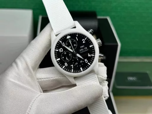 TW fully upgrades IWC's latest ceramic watchIWC pilot chronograph watch is coming, with more delicate details and coordinationIngenuity, meticulously crafted V2 board[Case] ​​The watch size is 44.5mmX15.7mm. The case is made of high-tech ceramics, consistent with the original! And it is frosted and matte! The structure follows the original version - the bezel and the middle case are formed in one piece. Anti-wear, scratch, corrosion resistant[Movement] It uses the powerful and stable Dandong 7750 movement. Hours, minutes, seconds, dual-period display and chronograph function