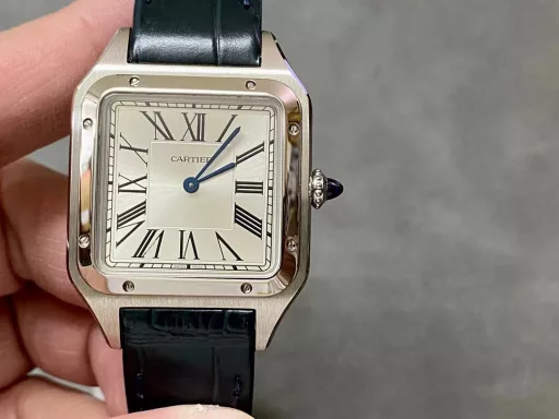 F1 The only one in the market with the same version of the head grain, perfectly restored Cartier's classic work, Cartier Santos. Dumont series, with smooth contours, simple and elegant, is very in line with the trend of contemporary gentlemen. Large watch diameter 46.633.9mm, medium watch diameter: 43.531.4mm, small watch diameter: 38*27.5mm; Swiss quartz movement Compared with round watches, square watches are particularly unique due to their angular design. When it comes to classic square watches, Cartier's Santos is naturally on the list. Santos watches are not only a model of square watches, but also considered to be 