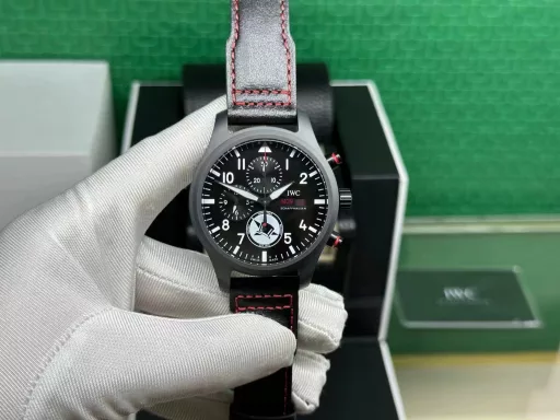 TW fully upgrades IWC's latest ceramic watchIWC pilot chronograph watch is coming, with more delicate details and coordinationIngenuity, meticulously crafted V2 board[Case] ​​The watch size is 44.5mmX15.7mm. The case is made of high-tech ceramics, consistent with the original! And it is frosted and matte! The structure follows the original version - the bezel and the middle case are formed in one piece. Anti-wear, scratch, corrosion resistant[Movement] It uses the powerful and stable Dandong 7750 movement. Hours, minutes, seconds, dual-period display and chronograph function