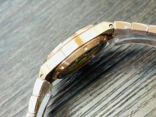 Vacheron Constantin's new Overseas automatic watch for women!1⃣️The new watch has a diameter of 35 mm, which is the same size as the original!2⃣️Equipped with the 9015 modified 1088/1 automatic winding movement, it highlights the slim and light sports style, like a delicate bracelet lingering around the wrist.3⃣️The watch is equipped with an integrated bracelet, which is composed of thin Maltese cross-shaped links, fitting the wrist like a second layer of skin.4⃣️Through the transparent case back, you can appreciate the rich decorative details that have been carefully carved.5⃣️Through the transparent case back, you can appreciate the rich decorative details that have been carefully carved. The bridge on one side of the case back is decorated with exquisite Geneva ripples. The iconic gold rotor of this series is decorated with a wind rose compass pattern, which symbolizes the spirit of never-ending travel and exploration with its graceful and endless dance.VC Factory's masterpiece is welcome to all goddesses! You deserve it!