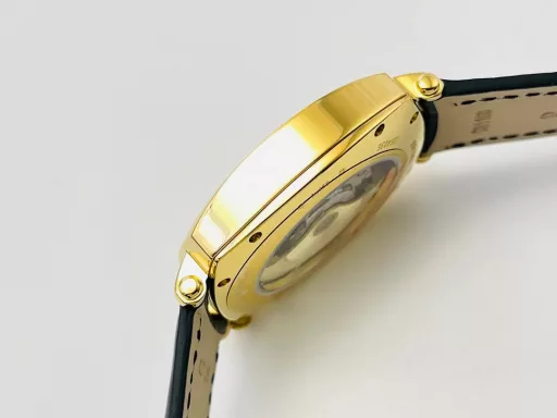 MKF Factory Vacheron Constantin Historical Masterpiece Series American 1921 Watch Series!1⃣️Equipped with a customized version of Danton 2824 two-and-a-half-hand movement, it has strong stability!2⃣️The 40MM diameter, unique commemorative pillow-shaped case is based on the early cushion-shaped case design, integrating the current noble materials, craftsmanship and aesthetic concepts to reshape the classics!3⃣️The crown is offset from the center and located in the upper right corner of the case, making it more comfortable to wear. At the same time, this design also comes from the early cushion-shaped watch!4⃣️The dial scale is arranged diagonally with the case as a reference, which is very distinctive; the polished pink gold Maltese cross at 12 o'clock on the dial makes the dial more prominent!5⃣️Black oxidized hour and minute hands, bar-shaped black oxidized small second hand, elegant and unique!6⃣️The back of the watch is made of a transparent sapphire crystal case back, which is locked with screws, so that the exquisite polishing of Vacheron Constantin's top movement can be seen at a glance.7⃣️The watch is paired with a hand-stitched square calfskin strap with a polished half Maltese cross design pin buckle!MKF Factory's masterpiece is welcome to appreciate it!