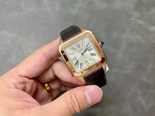 F1 The only one in the market with the same version of the head grain, perfectly restored Cartier's classic work, Cartier Santos. Dumont series, with smooth contours, simple and elegant, is very in line with the trend of contemporary gentlemen. Large watch diameter 46.633.9mm, medium watch diameter: 43.531.4mm, small watch diameter: 38*27.5mm; Swiss quartz movement Compared with round watches, square watches are particularly unique due to their angular design. When it comes to classic square watches, Cartier's Santos is naturally on the list. Santos watches are not only a model of square watches, but also considered to be 