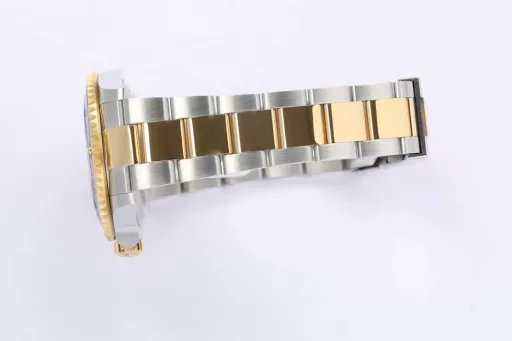 EW Rolex Submariner 41 series (original mold, size and thickness match the original)1⃣️Equipped with Rolex's new blue balance spring 3235 movement;2⃣️The same thickness as the original 12.5mm: watch diameter 41mm; ceramic bezel; sapphire crystal watch mirror;3⃣️Solid center axis; polished letter pins; top Swiss ice blue luminous, consistent with Rolex original luminous;4⃣️Highly transparent sapphire glass;5⃣️Top workmanship, each strap fits perfectly with the lugs, giving the highest comfort to the wrist;6⃣️18K gold ceramic letter bezel, durable and non-fading; (the manufacturer promises free replacement if it fades)Every extreme detail is the sincerity of EW factory's ingenuity!