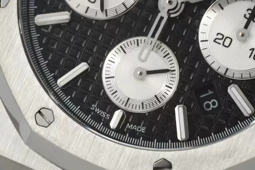 IPF new product is coming - Audemars Piguet 26331OR Royal Oak Multi-function Chronograph Mechanical Watch 41MM!Features: The case structure is consistent with the original authentic product, and the assembly method is consistent with the original, making the thickness thinner than before!The screw-in crown and the push-in chronograph button are consistent with the original, so it will not be fake at first glance! (Different from the market chronograph and reset buttons, which can only be pressed after the knob)1⃣️[Movement] 7750 modified original movement 6-digit small seconds The function is consistent with the original!2⃣️[Watch mirror] The mirror surface is the same as the original one. The sapphire glass mirror surface is placed at the same angle as the original, maintaining the same transparent brightness and consistent anti-glare effect!3⃣️[Case] ​​The case is made of stainless steel, using the original data to open the mold, top-level polishing, whether it is the texture or the texture, it is close to the original. After brushing and partial polishing, it flickers and shows a unique temperament of exquisiteness and toughness!4⃣️【Head grain】The most user-friendly loose head grain buffer ensures a better fit on the wrist and more comfortable to wear.5⃣️【Dial】Restores the exquisiteness of the authentic dial, the three-dimensional and neat 