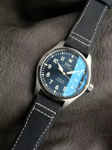 V7 Factory Seven-star Recommendation Mark 20IWC entry-level pilot watch series, the last to debut after 6 years! Mark XX accompanies you to flyFollowing the previous work, the 18th generation Mark XVII launched in 2016, it skipped the XIX and went straight to Mark XX. The new watch design is slightly adjusted, and the case modification is more practical and comfortable to wear than the previous generation. In addition to providing two classic options of blue and black, there is also a green color that echoes the hottest color in the watch industry in recent years.V7 Factory Mark 20 is the only version of the same model in the industry that dares to present a true and false comparison evaluation, correcting the shortcomings of the existing versions on the market. Its structure and details are copied one by one according to the original. After disassembly, it is perfectly consistent with the original, a true perfect clone.The top-grade case of V7 Factory continues the 40mm stainless steel case manufacturing process of Mark 18 watch, but the soft iron cover is cancelled, and the thickness is slightly reduced from the original 11MM to 10.83MM. The crown is still screw-in, and the outer lugs are slightly wider than before, and the vertical spacing is reduced from the original 51.2MM to 49.2MM, which makes it more comfortable to wear. The bezel is mirror-polished to highlight the three-dimensional sense. Its diameter, thickness, curvature, and the details of the bottom cover edge line are not missed. It is 100% gentle and original, and the corners are polished very well. The dense bottom design adds points to the perfection of the watch. The V7 bottom cover is perfectly restored by brushing, and there are no dead angles at all angles.The dial of this V7 factory is the same as the original one, and is still equipped with an imported double-sided anti-reflective convex sapphire mirror with the same transparency as the original one. The scale and time scale still maintain the white printing process. The difference from Mark 18 is that the length of the 3, 6, 9, and 12 time scales has been increased, the luminous strip has been changed into a luminous layer, and the Arabic numerals have been moved closer to the center of the dial as a whole. The 