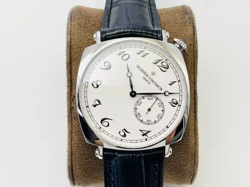 MKF Factory Vacheron Constantin Historical Masterpiece Series American 1921 Watch Series!1⃣️Equipped with a customized version of Danton 2824 two-and-a-half-hand movement, it has strong stability!2⃣️The 40MM diameter, unique commemorative pillow-shaped case is based on the early cushion-shaped case design, integrating the current noble materials, craftsmanship and aesthetic concepts to reshape the classics!3⃣️The crown is offset from the center and located in the upper right corner of the case, making it more comfortable to wear. At the same time, this design also comes from the early cushion-shaped watch!4⃣️The dial scale is arranged diagonally with the case as a reference, which is very distinctive; the polished pink gold Maltese cross at 12 o'clock on the dial makes the dial more prominent!5⃣️Black oxidized hour and minute hands, bar-shaped black oxidized small second hand, elegant and unique!6⃣️The back of the watch is made of a transparent sapphire crystal case back, which is locked with screws, so that the exquisite polishing of Vacheron Constantin's top movement can be seen at a glance.7⃣️The watch is paired with a hand-stitched square calfskin strap with a polished half Maltese cross design pin buckle!MKF Factory's masterpiece is welcome to appreciate it!