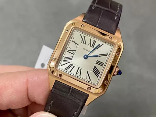 F1 The only one in the market with the same version of the head grain, perfectly restored Cartier's classic work, Cartier Santos. Dumont series, with smooth contours, simple and elegant, is very in line with the trend of contemporary gentlemen. Large watch diameter 46.633.9mm, medium watch diameter: 43.531.4mm, small watch diameter: 38*27.5mm; Swiss quartz movement Compared with round watches, square watches are particularly unique due to their angular design. When it comes to classic square watches, Cartier's Santos is naturally on the list. Santos watches are not only a model of square watches, but also considered to be 