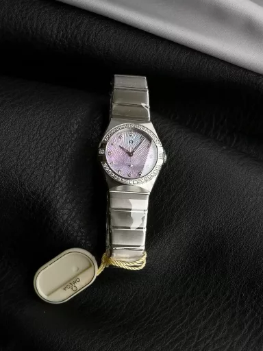 AS Omega fifth generation Constellation series 28mm Swiss quartz watch.The whole watch has been finely polished. The fit between the case and the claws, the Roman scale on the bezel and the restoration of the observatory on the bottom cover are comparable to the original.The dial uses mother-of-pearl material and unique etching technology to create the dial texture pattern, and the new Taiwan stone holder makes the lettering more delicate.The chamfers on both sides of the case and bracelet are hand-polished and polished by watchmakers to make the watch more refined! The style is gentle and moving, and the workmanship is exquisite. The most beautiful constellation, the first choice for ladies!