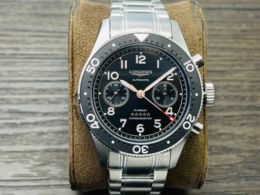 Longines launches the new Spirit Pioneer ZuIu Time watch!1⃣️Diameter 42 mm, frosted lettering, frosted ceramic bezel, bidirectional rotation, synchronized with the official website!2⃣️The bezel is decorated with black, green and blue ceramic inlays, marked with 24-hour scale and Super-LumiNova fluorescent inverted triangle, indicating the time information of the second time zone.3⃣️The disk is also decorated with a flying wing hourglass pattern and five star reliefs. There is a date window at 6 o'clock.4⃣️The sapphire crystal mirror is slightly arched, and both the inside and outside are treated with anti-glare coating. The bidirectional rotation is precise and smooth. The watch is equipped with a screw-in crown that is easy to grip and adjust, and the sealed case back is fixed by 6 screws, with excellent water resistance of 100 meters.5⃣️Stainless steel bracelet or brown/yellow/blue Italian calfskin, with a safety buckle, excellent, comfortable and sturdy.6⃣️The 2836 movement is modified into the original L844.4 automatic winding movement, which can provide up to 48 hours of power reserve and is certified by the Swiss Official Observatory (COSO).Welcome all watch friends to appreciate it!
