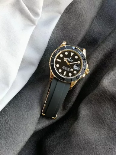 VS Limited Edition Recommendation, Rolex Yacht-Master Series M226658-0001 watch, gold case with natural rubber strap, gold, bidirectional rotating outer ring, one-piece matte black ceramic Cerachrom 60-minute scale bezel; polished, three-dimensional scale and numbers, the first 15 minutes of the bezel are marked with minute scales, black lacquer, gold hour markers, easy-to-read Chromalight luminous (long-lasting blue light), gold hands, easy-to-read Chromalight luminous (long-lasting blue light), equipped with 3235 automatic machinery, 42 mm.