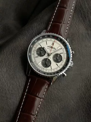 Breitling's new Navitimer celebrates its 70th anniversary, and Breitling reinterprets the classic watch with bold colors. With a size of 43mm, the iteration is undoubtedly an authentic aviation chronograph, with a circular flight slide rule, a stick scale, three small dials and a grooved bezel for easy grip, and the new OXF B01 movement
