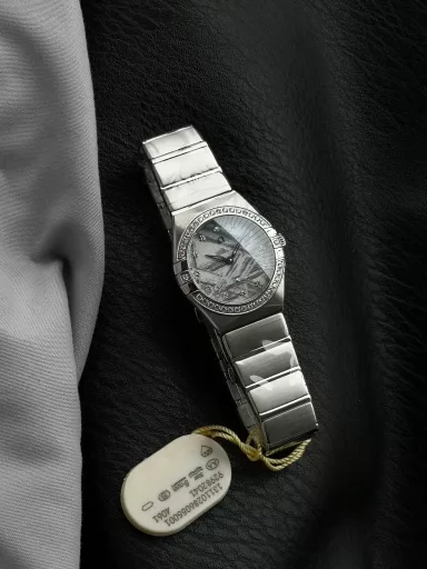 AS Omega fifth generation Constellation series 28mm Swiss quartz watch.The whole watch has been finely polished. The fit between the case and the claws, the Roman scale on the bezel and the restoration of the observatory on the bottom cover are comparable to the original.The dial uses mother-of-pearl material and unique etching technology to create the dial texture pattern, and the new Taiwan stone holder makes the lettering more delicate.The chamfers on both sides of the case and bracelet are hand-polished and polished by watchmakers to make the watch more refined! The style is gentle and moving, and the workmanship is exquisite. The most beautiful constellation, the first choice for ladies!