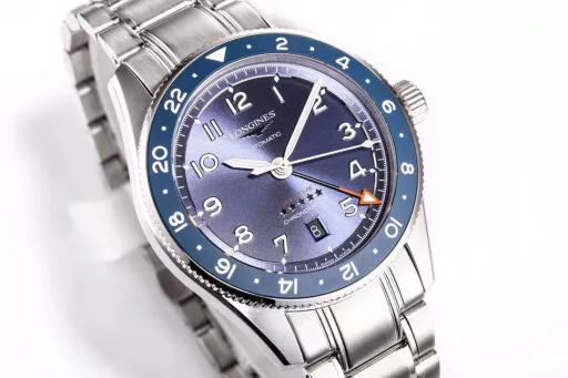Longines launches the new Spirit Pioneer ZuIu Time watch!1⃣️Diameter 42 mm, frosted lettering, frosted ceramic bezel, bidirectional rotation, synchronized with the official website!2⃣️The bezel is decorated with black, green and blue ceramic inlays, marked with 24-hour scale and Super-LumiNova fluorescent inverted triangle, indicating the time information of the second time zone.3⃣️The disk is also decorated with a flying wing hourglass pattern and five star reliefs. There is a date window at 6 o'clock.4⃣️The sapphire crystal mirror is slightly arched, and both the inside and outside are treated with anti-glare coating. The bidirectional rotation is precise and smooth. The watch is equipped with a screw-in crown that is easy to grip and adjust, and the sealed case back is fixed by 6 screws, with excellent water resistance of 100 meters.5⃣️Stainless steel bracelet or brown/yellow/blue Italian calfskin, with a safety buckle, excellent, comfortable and sturdy.6⃣️The 2836 movement is modified into the original L844.4 automatic winding movement, which can provide up to 48 hours of power reserve and is certified by the Swiss Official Observatory (COSO).Welcome all watch friends to appreciate it!