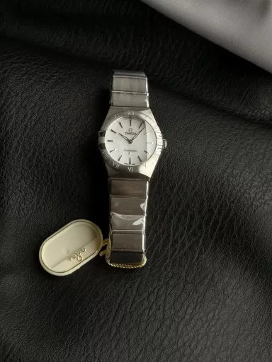 AS Omega fifth generation Constellation series 28mm Swiss quartz watch.The whole watch has been finely polished. The fit between the case and the claws, the Roman scale on the bezel and the restoration of the observatory on the bottom cover are comparable to the original.The dial uses mother-of-pearl material and unique etching technology to create the dial texture pattern, and the new Taiwan stone holder makes the lettering more delicate.The chamfers on both sides of the case and bracelet are hand-polished and polished by watchmakers to make the watch more refined! The style is gentle and moving, and the workmanship is exquisite. The most beautiful constellation, the first choice for ladies!