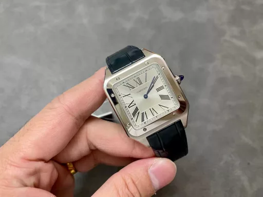 F1 The only one in the market with the same version of the head grain, perfectly restored Cartier's classic work, Cartier Santos. Dumont series, with smooth contours, simple and elegant, is very in line with the trend of contemporary gentlemen. Large watch diameter 46.633.9mm, medium watch diameter: 43.531.4mm, small watch diameter: 38*27.5mm; Swiss quartz movement Compared with round watches, square watches are particularly unique due to their angular design. When it comes to classic square watches, Cartier's Santos is naturally on the list. Santos watches are not only a model of square watches, but also considered to be 