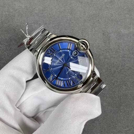 3K Cartier Blue Balloon 🇫🇷 CARTIER BallonBleuOriginal mold, top-level replica, counter synchronized three-code anti-counterfeitingType: Top luxury men's automatic mechanical watchMirror: fish-eye imported sapphire crystalHand: hours, minutes, secondsSurface: guilloche silver-white fontCase: 316 stainless steel with double-circle diamondsStrap: 316 stainless steelSize: 42.1mm×13mmMovement: fully automatic mechanical 2824(All counter styles are complete_Details can be comparable to the original)