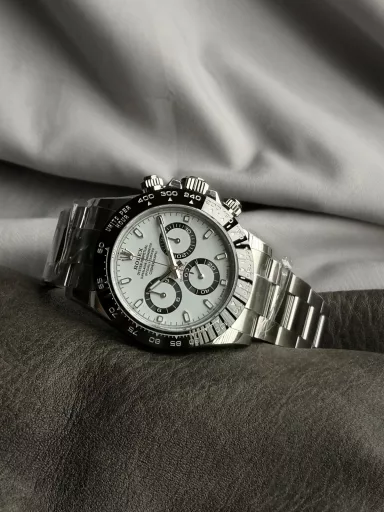 VS limited edition hot recommendation: Rolex Cosmograph Daytona series m116500ln-0001 watch (Panda Daytona), stainless steel case and bracelet, folding clasp; Oyster insurance discount with 5mm easy-adjust link extension system, outer ring black Cerachrom solid ceramic outer ring with tachymeter scale, white panda dial with snail-shaped small seconds dial, equipped with CAL.4130 automatic mechanical chronograph, size: 40 mm.