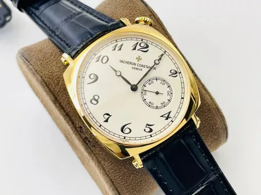 MKF Factory Vacheron Constantin Historical Masterpiece Series American 1921 Watch Series!1⃣️Equipped with a customized version of Danton 2824 two-and-a-half-hand movement, it has strong stability!2⃣️The 40MM diameter, unique commemorative pillow-shaped case is based on the early cushion-shaped case design, integrating the current noble materials, craftsmanship and aesthetic concepts to reshape the classics!3⃣️The crown is offset from the center and located in the upper right corner of the case, making it more comfortable to wear. At the same time, this design also comes from the early cushion-shaped watch!4⃣️The dial scale is arranged diagonally with the case as a reference, which is very distinctive; the polished pink gold Maltese cross at 12 o'clock on the dial makes the dial more prominent!5⃣️Black oxidized hour and minute hands, bar-shaped black oxidized small second hand, elegant and unique!6⃣️The back of the watch is made of a transparent sapphire crystal case back, which is locked with screws, so that the exquisite polishing of Vacheron Constantin's top movement can be seen at a glance.7⃣️The watch is paired with a hand-stitched square calfskin strap with a polished half Maltese cross design pin buckle!MKF Factory's masterpiece is welcome to appreciate it!