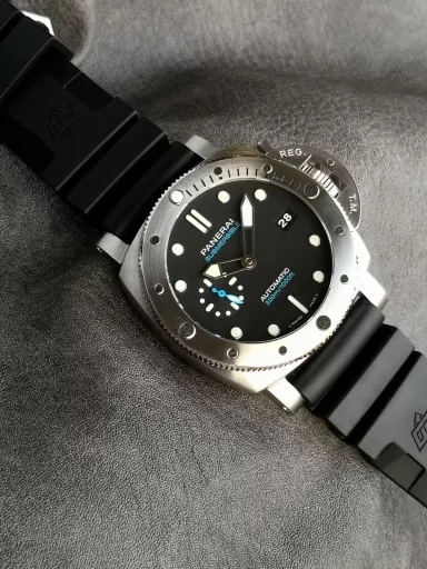 VS limited edition recommendation: Panerai Submersible series PAM01229 watch, stainless steel case with black rubber strap, frosted stainless steel unidirectional rotating bezel with scale markings, black dial, luminous numbers and hour markers, equipped with P.900 automatic mechanical movement, size: 44 mm.