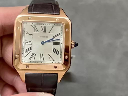F1 The only one in the market with the same version of the head grain, perfectly restored Cartier's classic work, Cartier Santos. Dumont series, with smooth contours, simple and elegant, is very in line with the trend of contemporary gentlemen. Large watch diameter 46.633.9mm, medium watch diameter: 43.531.4mm, small watch diameter: 38*27.5mm; Swiss quartz movement Compared with round watches, square watches are particularly unique due to their angular design. When it comes to classic square watches, Cartier's Santos is naturally on the list. Santos watches are not only a model of square watches, but also considered to be 
