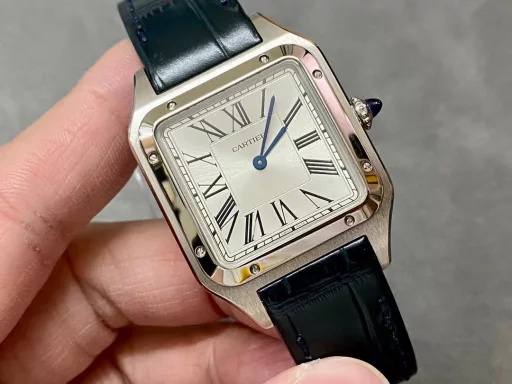 F1 The only one in the market with the same version of the head grain, perfectly restored Cartier's classic work, Cartier Santos. Dumont series, with smooth contours, simple and elegant, is very in line with the trend of contemporary gentlemen. Large watch diameter 46.633.9mm, medium watch diameter: 43.531.4mm, small watch diameter: 38*27.5mm; Swiss quartz movement Compared with round watches, square watches are particularly unique due to their angular design. When it comes to classic square watches, Cartier's Santos is naturally on the list. Santos watches are not only a model of square watches, but also considered to be 