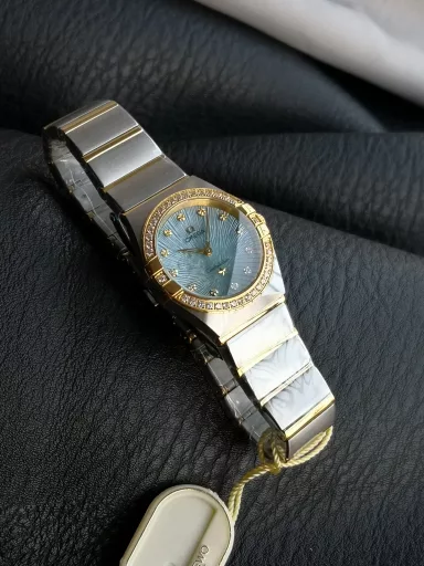 AS Omega fifth generation Constellation series 28mm Swiss quartz watch.The whole watch has been finely polished. The fit between the case and the claws, the Roman scale on the bezel and the restoration of the observatory on the bottom cover are comparable to the original.The dial uses mother-of-pearl material and unique etching technology to create the dial texture pattern, and the new Taiwan stone holder makes the lettering more delicate.The chamfers on both sides of the case and bracelet are hand-polished and polished by watchmakers to make the watch more refined! The style is gentle and moving, and the workmanship is exquisite. The most beautiful constellation, the first choice for ladies!