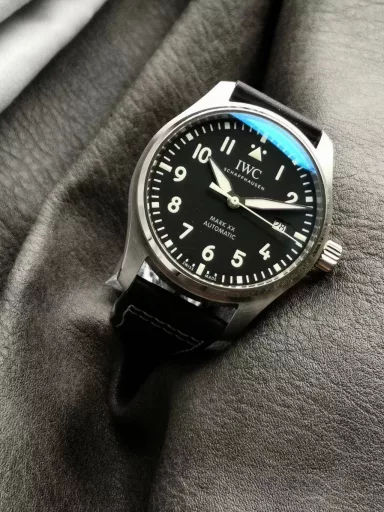 V7 Factory Seven-star Recommendation Mark 20IWC entry-level pilot watch series, the last to debut after 6 years! Mark XX accompanies you to flyFollowing the previous work, the 18th generation Mark XVII launched in 2016, it skipped the XIX and went straight to Mark XX. The new watch design is slightly adjusted, and the case modification is more practical and comfortable to wear than the previous generation. In addition to providing two classic options of blue and black, there is also a green color that echoes the hottest color in the watch industry in recent years.V7 Factory Mark 20 is the only version of the same model in the industry that dares to present a true and false comparison evaluation, correcting the shortcomings of the existing versions on the market. Its structure and details are copied one by one according to the original. After disassembly, it is perfectly consistent with the original, a true perfect clone.The top-grade case of V7 Factory continues the 40mm stainless steel case manufacturing process of Mark 18 watch, but the soft iron cover is cancelled, and the thickness is slightly reduced from the original 11MM to 10.83MM. The crown is still screw-in, and the outer lugs are slightly wider than before, and the vertical spacing is reduced from the original 51.2MM to 49.2MM, which makes it more comfortable to wear. The bezel is mirror-polished to highlight the three-dimensional sense. Its diameter, thickness, curvature, and the details of the bottom cover edge line are not missed. It is 100% gentle and original, and the corners are polished very well. The dense bottom design adds points to the perfection of the watch. The V7 bottom cover is perfectly restored by brushing, and there are no dead angles at all angles.The dial of this V7 factory is the same as the original one, and is still equipped with an imported double-sided anti-reflective convex sapphire mirror with the same transparency as the original one. The scale and time scale still maintain the white printing process. The difference from Mark 18 is that the length of the 3, 6, 9, and 12 time scales has been increased, the luminous strip has been changed into a luminous layer, and the Arabic numerals have been moved closer to the center of the dial as a whole. The 