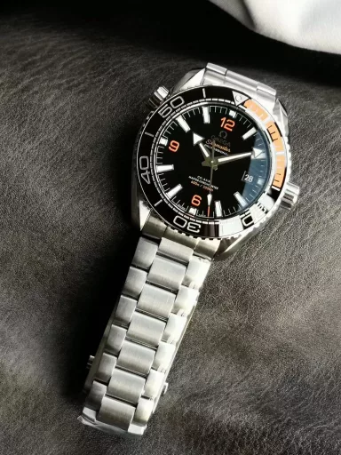 VS limited edition recommendation: Omega Seamaster series 215.30.44.21.01.002 watch, stainless steel bracelet case, 1/4 orange ceramic bezel, black dial, 8900 automatic machinery, 43.5 mm.