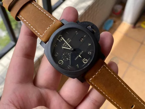 VS Panerai Pam 441, 44mm diameter, all-ceramic case, equipped with VS second-generation movement VS strives for perfection, relying on solid workmanship and stable quality, and has launched an upgraded version of 441, correcting the following: Time adjustment function: All functions have been corrected to be consistent with the original. Bottom cover glass: Upgraded to 9-grade hardness sapphire glass consistent with the face glass. Movement appearance: Corrected screw hole position, closer to the original, with a similarity of 95% and almost no flaws. The upgraded movement is thinner, and the thickness is consistent with the original.