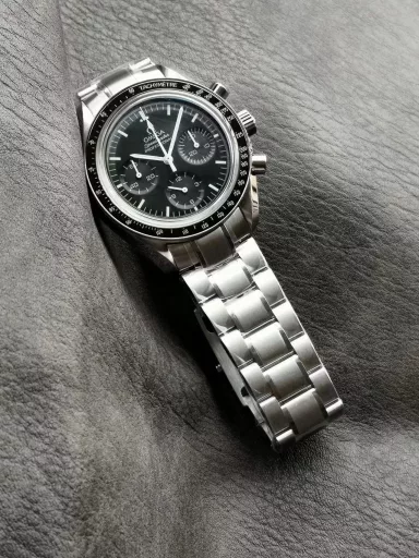OM Discovery Magazine: Omega Speedmaster 3577.50.00 watch (stainless steel-black dial, 1861 manual, 42 mm).