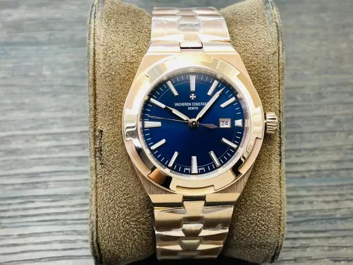 Vacheron Constantin's new Overseas automatic watch for women!1⃣️The new watch has a diameter of 35 mm, which is the same size as the original!2⃣️Equipped with the 9015 modified 1088/1 automatic winding movement, it highlights the slim and light sports style, like a delicate bracelet lingering around the wrist.3⃣️The watch is equipped with an integrated bracelet, which is composed of thin Maltese cross-shaped links, fitting the wrist like a second layer of skin.4⃣️Through the transparent case back, you can appreciate the rich decorative details that have been carefully carved.5⃣️Through the transparent case back, you can appreciate the rich decorative details that have been carefully carved. The bridge on one side of the case back is decorated with exquisite Geneva ripples. The iconic gold rotor of this series is decorated with a wind rose compass pattern, which symbolizes the spirit of never-ending travel and exploration with its graceful and endless dance.VC Factory's masterpiece is welcome to all goddesses! You deserve it!