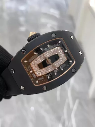 BBA Richard Miller RM0071⃣️Case: Uses the same ZTA white/black ceramic case as the original.2⃣️Movement: Exclusively customized movement to restore the original3⃣️Watch diameter: 1:1 restore the original 45.66x31.40mm, thickness is 11.85MM4⃣️Watch mirror material: Sapphire crystal mirror double anti-glare effect.5⃣️Watch strap material: Imported fluororubber watch strap, corrosion-resistant, comfortable and durable6⃣️Watch buckle: The latest titanium metal material7⃣️Diamond setting process: Breaking the traditional machine setting process, pure hand-made setting 8⃣️Electroplating process: PVD electroplating platinum