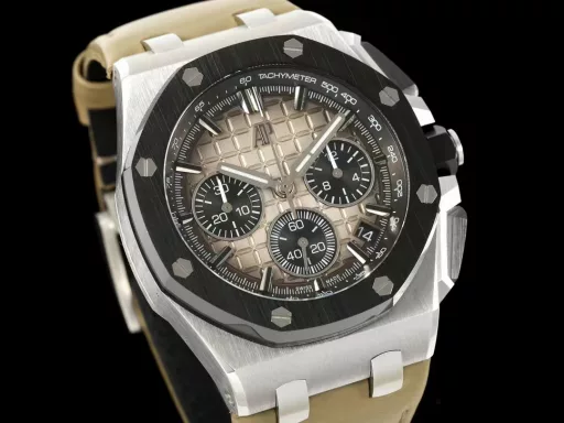 APP Audemars Piguet Royal Oak Offshore 26420 New Upgraded VersionThe newly molded 43 mm case (market version 44 mm, which is the case of the old 26400) adopts a new design, a more ergonomic case, and more refined case details. It has larger polished chamfers. The 43 mm wide case has been carefully modified to accommodate the new movement with a slightly larger diameter. The case contains a set of newly designed chronograph buttons.The dial has been upgraded, the dial texture is CNC slow-washed (non-hydraulic), the finished product has clear texture, and the iconic square is now connected to each other by a cross.The calendar has been upgraded. After the modification of the movement, the original large calendar has been realized. The date window has been pushed to the edge of the dial, and the hands have been slightly modified.The new interchangeable strap function, equipped with a quick release system, can easily change the wearing style. The rubber strap color is black, and there is also a leather strap available.In addition to the titanium version, the Royal Oak Offshore Chronograph 43 mm features a black ceramic bezel, creating a sharp contrast in material and color. The crown and pushers are also made of ceramic.