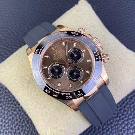 Clean factory 116505 steel band rose gold DaytonaThis time we launched a steel band rose gold DaytonaThe coffee-colored surface dial has 0 color differenceThe dial part is also spliced ​​in 3 sections. All parts are electroplated.The font thickness of the bezel part, and most importantly, the black oil filling is the same as the original, with a mattefeel. This is also the only one that can do it. I will post detailed pictures for comparison later. For more details, you can look at the true and false comparison pictures carefullyCollapse