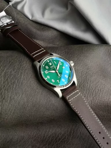 V7 Factory Seven-star Recommendation Mark 20IWC entry-level pilot watch series, the last to debut after 6 years! Mark XX accompanies you to flyFollowing the previous work, the 18th generation Mark XVII launched in 2016, it skipped the XIX and went straight to Mark XX. The new watch design is slightly adjusted, and the case modification is more practical and comfortable to wear than the previous generation. In addition to providing two classic options of blue and black, there is also a green color that echoes the hottest color in the watch industry in recent years.V7 Factory Mark 20 is the only version of the same model in the industry that dares to present a true and false comparison evaluation, correcting the shortcomings of the existing versions on the market. Its structure and details are copied one by one according to the original. After disassembly, it is perfectly consistent with the original, a true perfect clone.The top-grade case of V7 Factory continues the 40mm stainless steel case manufacturing process of Mark 18 watch, but the soft iron cover is cancelled, and the thickness is slightly reduced from the original 11MM to 10.83MM. The crown is still screw-in, and the outer lugs are slightly wider than before, and the vertical spacing is reduced from the original 51.2MM to 49.2MM, which makes it more comfortable to wear. The bezel is mirror-polished to highlight the three-dimensional sense. Its diameter, thickness, curvature, and the details of the bottom cover edge line are not missed. It is 100% gentle and original, and the corners are polished very well. The dense bottom design adds points to the perfection of the watch. The V7 bottom cover is perfectly restored by brushing, and there are no dead angles at all angles.The dial of this V7 factory is the same as the original one, and is still equipped with an imported double-sided anti-reflective convex sapphire mirror with the same transparency as the original one. The scale and time scale still maintain the white printing process. The difference from Mark 18 is that the length of the 3, 6, 9, and 12 time scales has been increased, the luminous strip has been changed into a luminous layer, and the Arabic numerals have been moved closer to the center of the dial as a whole. The 