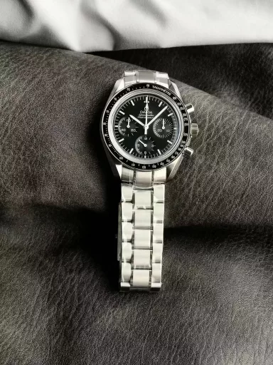 OM Discovery Magazine: Omega Speedmaster 3577.50.00 watch (stainless steel-black dial, 1861 manual, 42 mm).