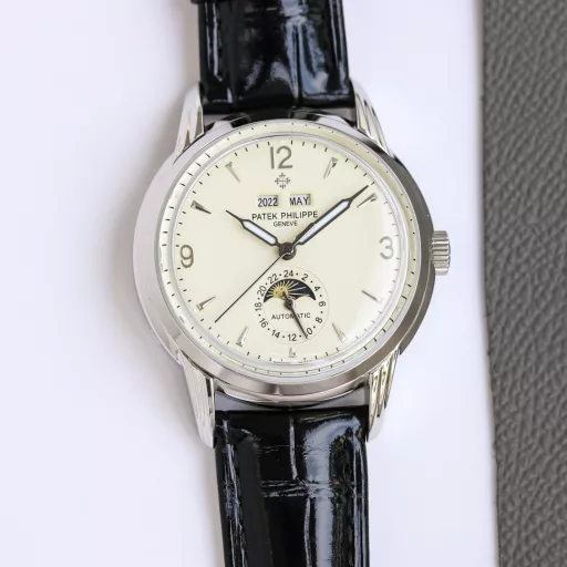 A classic timepiece made with a lot of money - Patek Philippe 5320G-001 Super Complex Function Timepiece The double-layer stainless steel case with a diameter of 40 mm is stamped in one piece, paying tribute to the classic design language. The cream-colored dial creates a retro atmosphere. The edge of the dial is engraved with fine minute and second scales, with gold Arabic numerals and five-minute convex scale nails, which is more three-dimensional. The hour and minute hands are based on the Patton design, with a long and pointed needle tip. This characteristic shape echoes the hands of the Ref. 1463 chronograph in the 1950s. The moon phase display and date sub-dial are at 6 o'clock on the dial. All the perpetual calendar logos are very good and can be read at a glance. The interior is equipped with a replica 324 S Q automatic winding movement, which is a hardcover version of the legendary 324 automatic winding movement. The movement bridge is chamfered, the edges are carefully polished, the main plate is decorated with fish scales, and the plywood is decorated with Geneva waves. The surface of the plywood is engraved with gold, the screw grooves are polished and chamfered, and even the drill holes are polished. Paired with a chocolate brown leather strap, it further brings out the retro atmosphere. Full of classic atmosphere, welcome watch friends to appreciate it