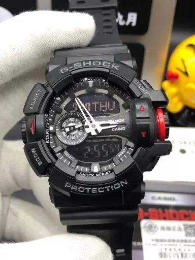 GA-400 hand-raise light Casio G-SHOCK--classic shockproof dial design👍In stock and shipped immediately, 45-degree automatic hand-raise light function with strong visual impact🙈LCD liquid crystal display💡Stopwatch speed function accurate to 1/1000 second⌛Shockproof📣Anti-magnetic💥200 meters waterproof🏊48 city time📲Countdown⏳Alarm clock⏰Fully automatic calendar and other powerful functions