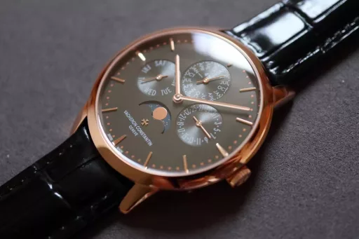 [The thinnest version on the Internet] Mx new product - Vacheron Constantin Patrimony Contemporaine Heritage Series Ultra-thin Perpetual Calendar Watch[Case]: The watch has a diameter of 41mm and a thickness of 9.4mm, which is only 0.03cm different from the thickness of the authentic product, making it the thinnest version on the Internet. The watch has simple lines and smooth contours, adhering to the consistent slimness and elegance of the Heritage Series. It is a 
