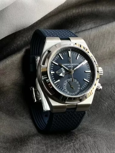 PZ quality Vacheron Constantin Overseas Series 7900V 2023 latest model[1] It took two years and six months to carefully polish and create, using one-button quick-release rubber belt and leather belt, steel belt, and was successfully produced after repeated failures and regardless of cost. Its perfection is interchangeable with the original[2] The case has been processed by water grinding technology and other processes. The pure hand-carved curve of the fine steel material is smooth and natural, with both craftsmanship and aesthetic texture. The pure hand-made water-grinded arc polishing and satin-finished bezel and case are more ornamental.[3] Dial design, bar-shaped hour markers, date display, (AM) morning, (PM) afternoon, dual time zone, day and night indication (Geneva Seal) intriguing translucent paint surface, sunburst satin brushing, highlighting the layering of the watch. The processing of multiple processes such as sandblasting, polishing and texture processing highlights the layering of the watch. The luminous scale and hands surrounding the inner frame of the bezel complement each other and are colorful.【5】The Overseas 7900v110A-B334 uses the exclusive and first developed movement 5110DT. It has a case diameter of 41 mm and a transparent case back. The automatic rotor is hand-carved with the radiant crown worn by the Statue of Liberty. The seven rays of light symbolize the seven continents.