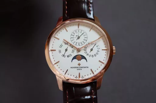 [The thinnest version on the Internet] Mx new product - Vacheron Constantin Patrimony Contemporaine Heritage Series Ultra-thin Perpetual Calendar Watch[Case]: The watch has a diameter of 41mm and a thickness of 9.4mm, which is only 0.03cm different from the thickness of the authentic product, making it the thinnest version on the Internet. The watch has simple lines and smooth contours, adhering to the consistent slimness and elegance of the Heritage Series. It is a 