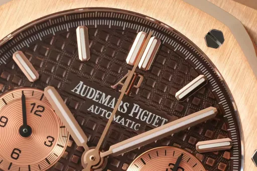 IPF new product is coming - Audemars Piguet 26331OR Royal Oak Multi-function Chronograph Mechanical Watch 41MM!Features: The case structure is consistent with the original authentic product, and the assembly method is consistent with the original, making the thickness thinner than before!The screw-in crown and the push-in chronograph button are consistent with the original, so it will not be fake at first glance! (Different from the market chronograph and reset buttons, which can only be pressed after the knob)1⃣️[Movement] 7750 modified original movement 6-digit small seconds The function is consistent with the original!2⃣️[Watch mirror] The mirror surface is the same as the original one. The sapphire glass mirror surface is placed at the same angle as the original, maintaining the same transparent brightness and consistent anti-glare effect!3⃣️[Case] ​​The case is made of stainless steel, using the original data to open the mold, top-level polishing, whether it is the texture or the texture, it is close to the original. After brushing and partial polishing, it flickers and shows a unique temperament of exquisiteness and toughness!4⃣️【Head grain】The most user-friendly loose head grain buffer ensures a better fit on the wrist and more comfortable to wear.5⃣️【Dial】Restores the exquisiteness of the authentic dial, the three-dimensional and neat 