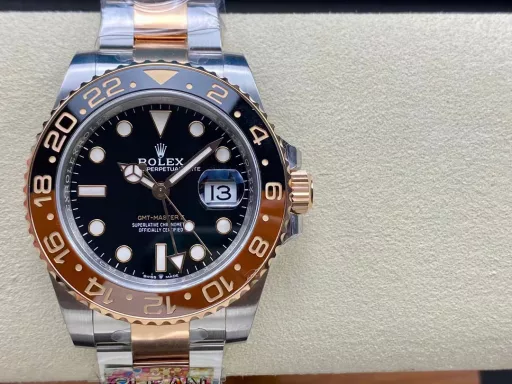 Clean factory C factory Rolex 126711 Sarsaparilla Greenwich GMT RoseDetails of the ceramic bezel font comparison, the 12 o'clock triangle part, the top angle, and the bottom angle, the sharp corner positionare all rounded. It is consistent with the original.For the font part, the depth is only one aspect. The original process is that the bottom surface of the font is all perpendicular to the straight body of the font at 90 degrees. To achieve this effect, it can only be molded in one piece. Laser typing will have a series of problems such as bevel edges, rough background texture, and broken edges.The font depth is consistent with the original, sinking 0.13mm. In addition, the font edge is rounded and polished.The electroplating color is also digitally adjusted. Most of the ones on the market are pure gold, and the genuine ones are slightly red. In terms of appearance, it will be much more comfortable.The appearance of the case is all 904L, which perfectly restores the entire shell shape of the GMT and corrects the feel of the GMT turning circle. The crownThe crown part also shows an embossed crown👑 effect. The 3186 movement is used, which is the same as the original.The bottom cover is also the same as the original, polished, brushed, and the bottom of the case is brushed. The fit between the bottom cover and the case is almost the same. The gap between the crown and the case can be compared by yourself. In the inner shadow part, the tail of the letter 