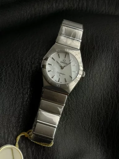 AS Omega fifth generation Constellation series 28mm Swiss quartz watch.The whole watch has been finely polished. The fit between the case and the claws, the Roman scale on the bezel and the restoration of the observatory on the bottom cover are comparable to the original.The dial uses mother-of-pearl material and unique etching technology to create the dial texture pattern, and the new Taiwan stone holder makes the lettering more delicate.The chamfers on both sides of the case and bracelet are hand-polished and polished by watchmakers to make the watch more refined! The style is gentle and moving, and the workmanship is exquisite. The most beautiful constellation, the first choice for ladies!